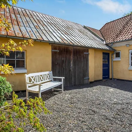 Apartment 2 Bedroom Beautiful In Rønne